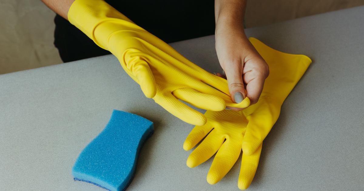 Moderní, čistá kuchyně s lesklou pracovní deskou a zářícím dřezem