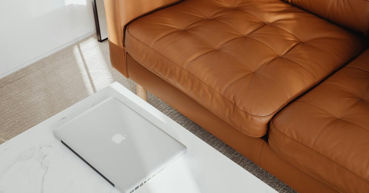 Detailní péče o luxusní koženou sedačku