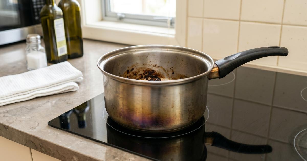 Jak vyčistit připálený hrnec? 5 triků bez drhnutí | Youklid