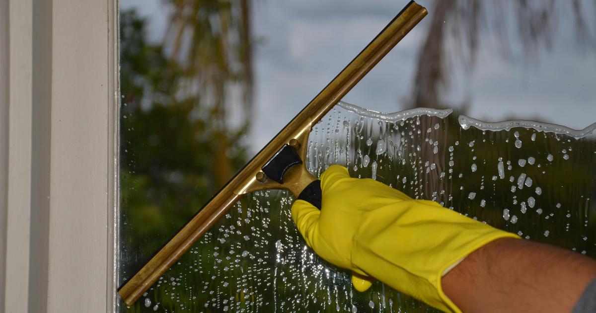 Jak umýt zasklený balkon a lodžii bez rizika | Youklid