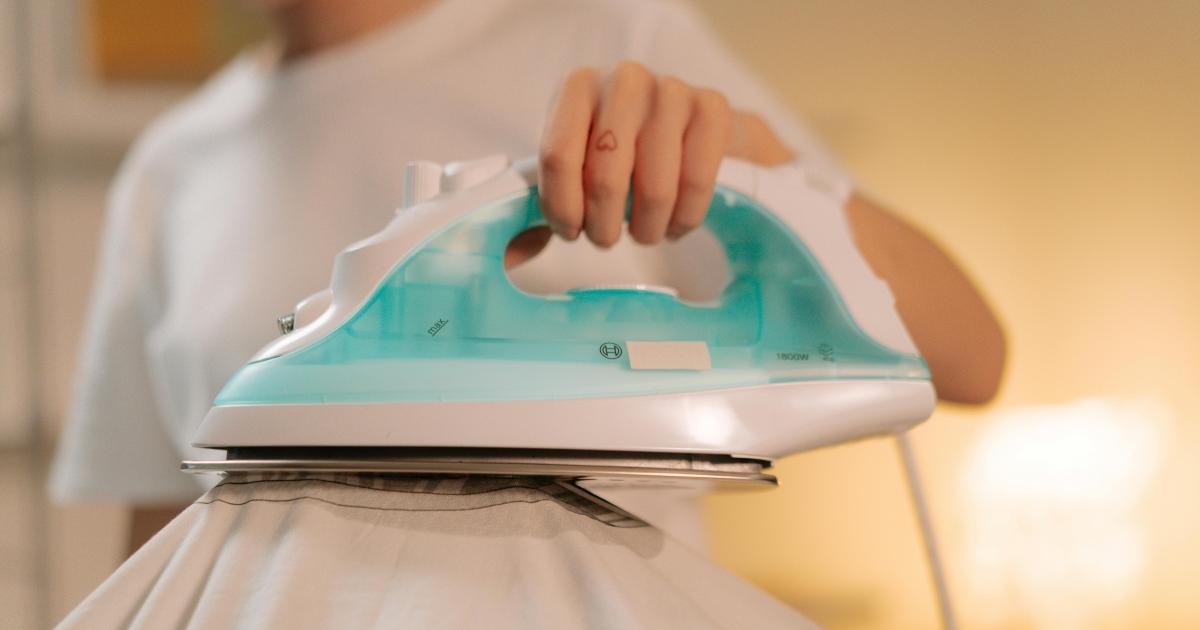 Detail čisté žehlicí plochy a vyžehleného prádla