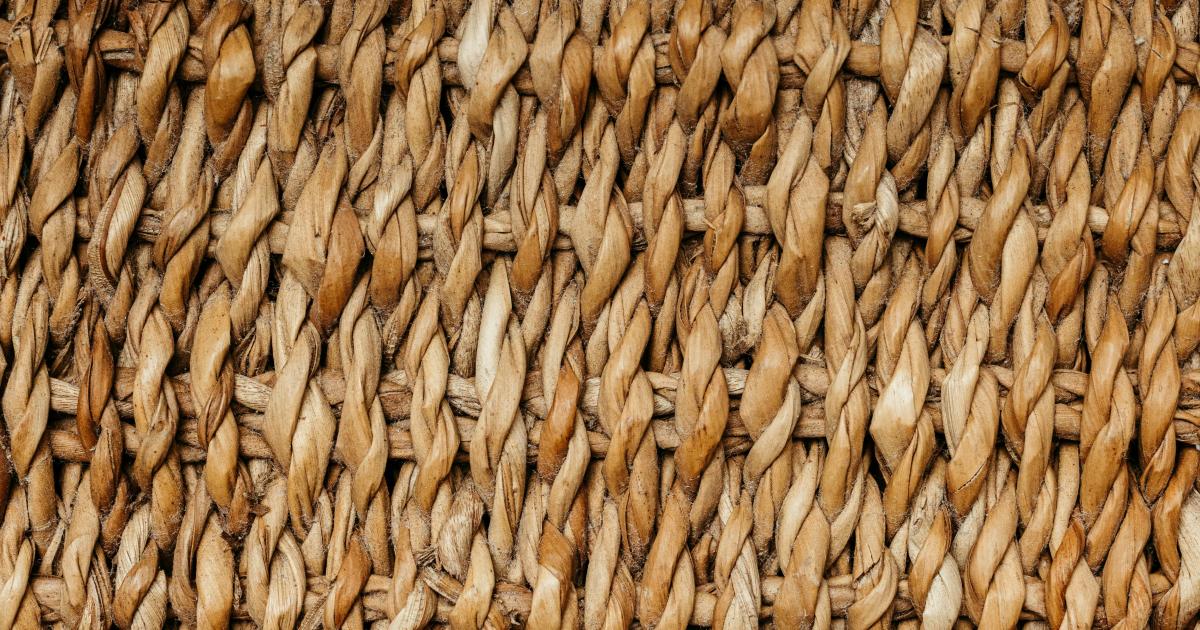 Detailní záběr na vzor výpletu z umělého ratanu na zahradní židli