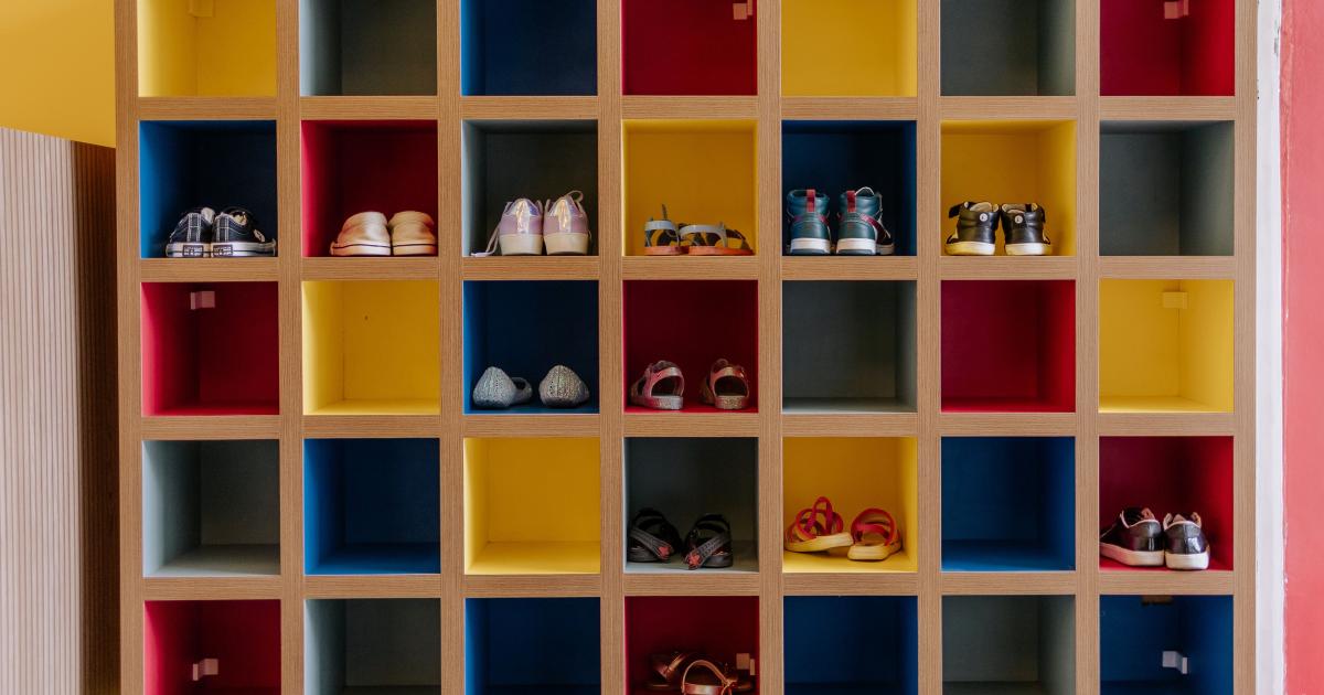 Úhledná, organizovaná předsíň s čistým botníkem a dekorativními rostlinami