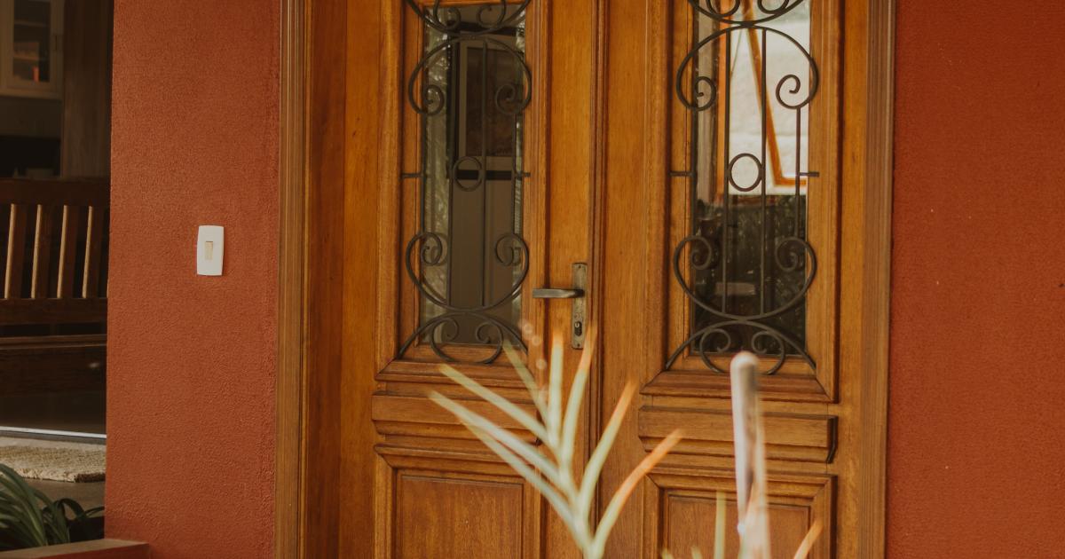 Čistá, světlá bílá chodba s dokonale čistými dveřmi a vyleštěnými stříbrnými klikami
