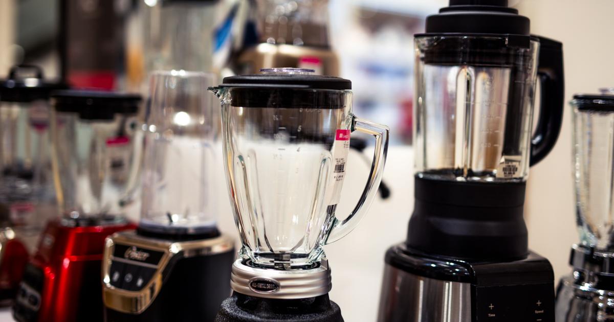 Detailní záběr na zaschlé zbytky zeleného smoothie pod nožovou jednotkou mixéru