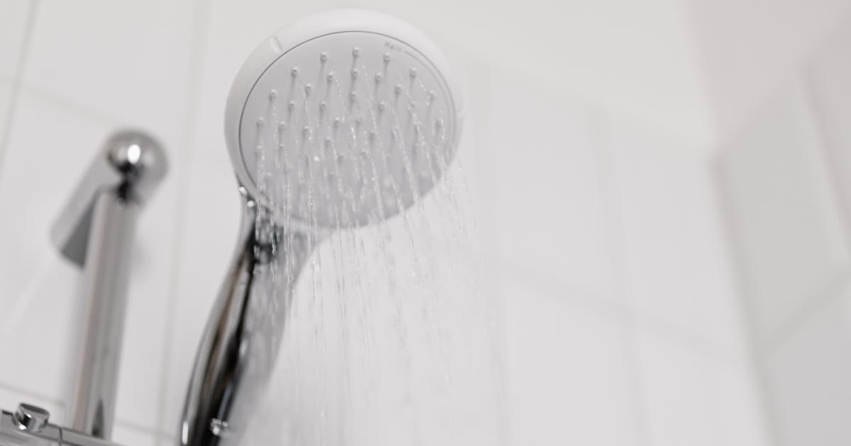Rozebrané tělo sprchového filtru namočené v misce s octem