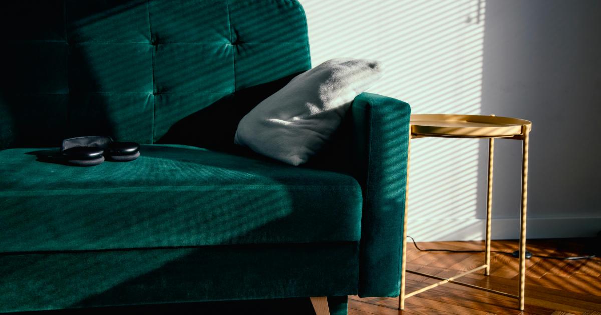 Detailní záběr ruky používající jemný kartáč na látku
