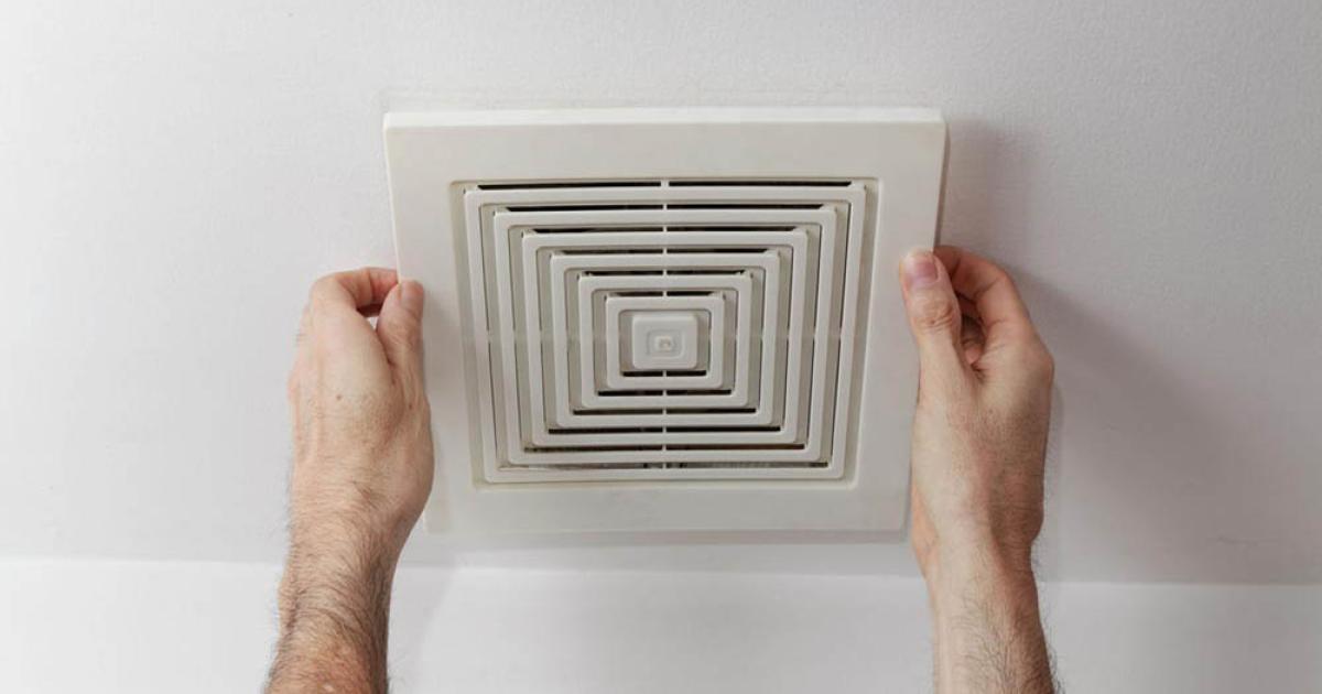 Stlačení kovových pružinek pro sejmutí krytu koupelnového ventilátoru