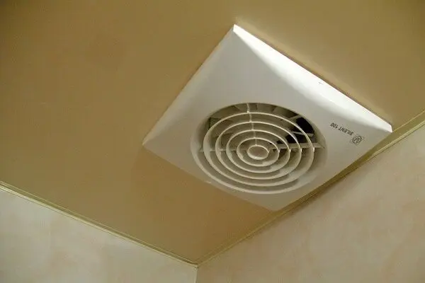 Jak bezpečně vyčistit koupelnový ventilátor od prachu