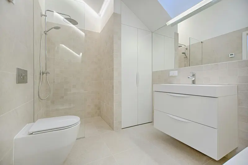 Jak vyčistit WC pod okrajem a záchod od vodního kamene?