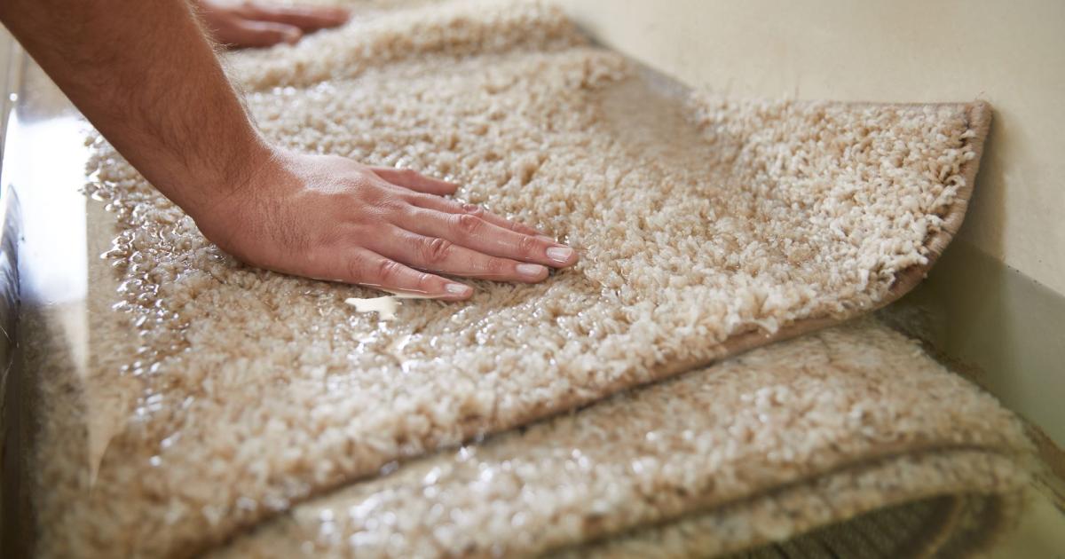 Detailní záběr na pověšenou koupelnovou předložku s gumovou spodní stranou