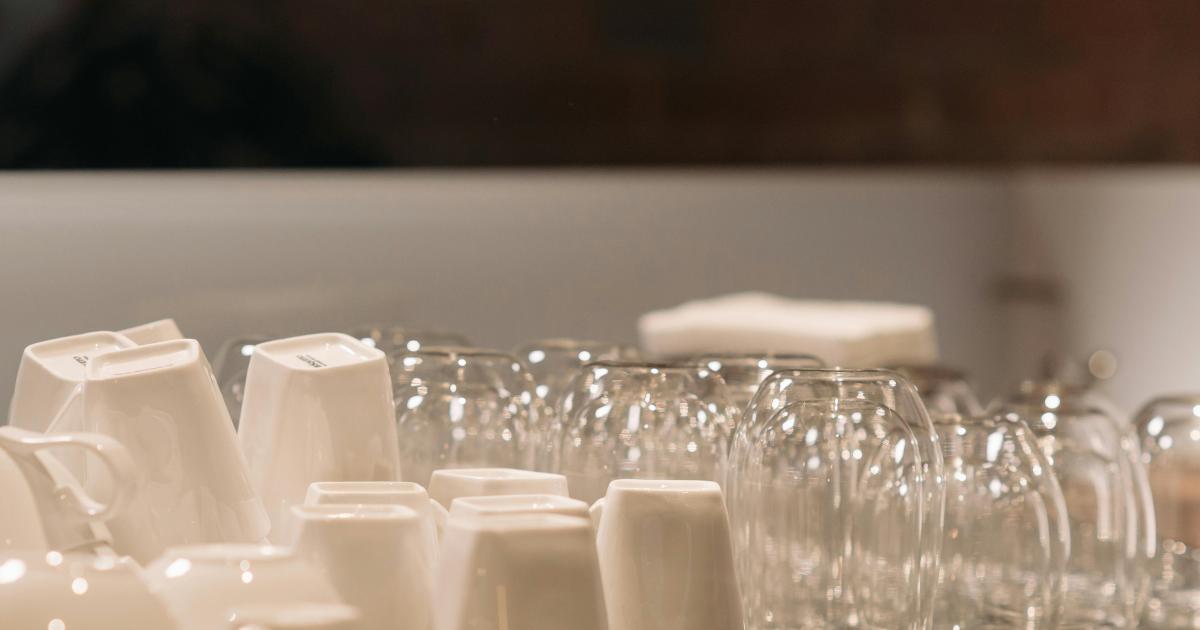 Detail čistě vyleštěných příborů a sklenic