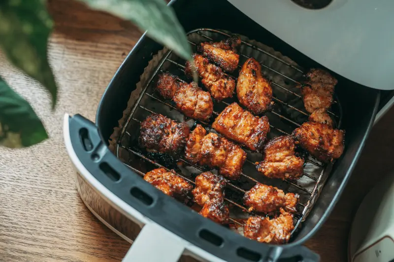Jak vyčistit topné těleso horkovzdušné fritézy bez chemie
