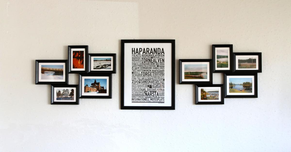 Uspořádaná galerijní stěna s různými typy rámů na neutrální zdi v obývacím pokoji