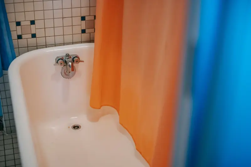 Jak vyčistit plastový sprchový závěs bez vyhazování
