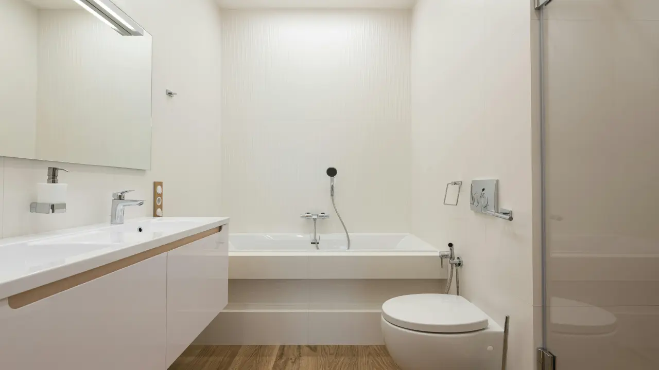 Hygienicky čistá toaleta a koupelnové doplňky