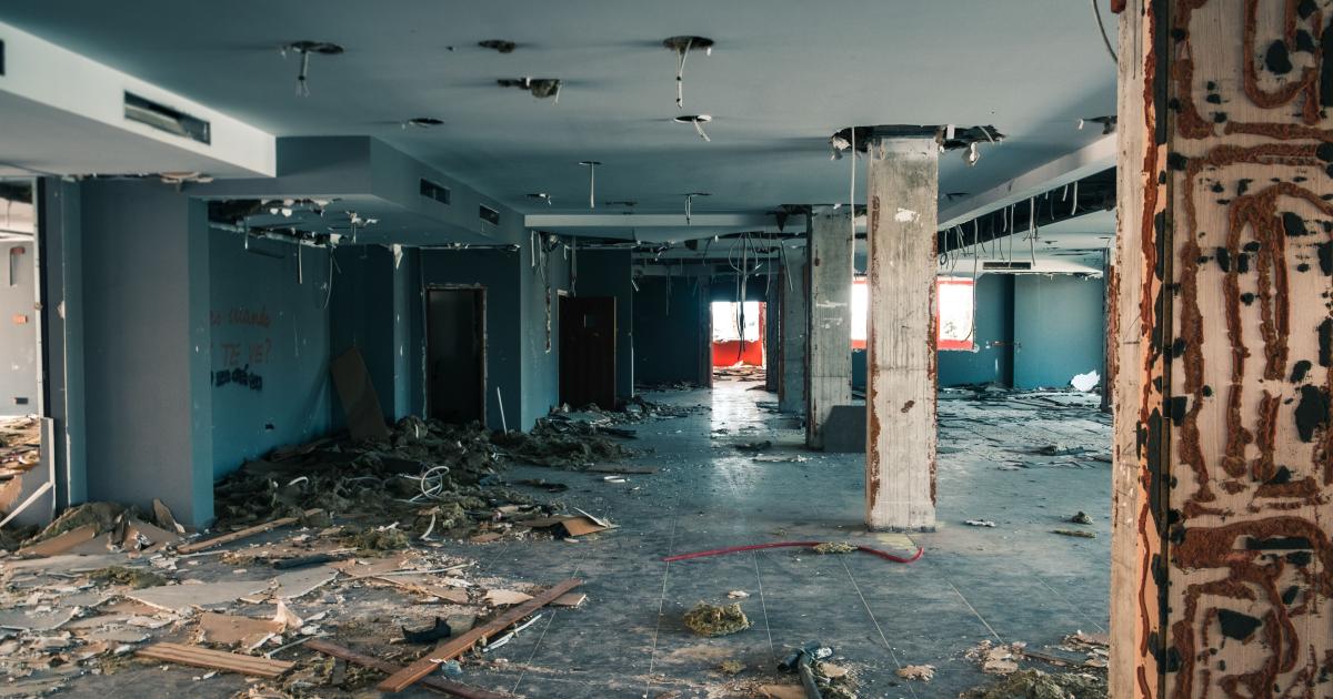 Vysavač s HEPA filtrem čistící okraj nové dřevěné podlahy