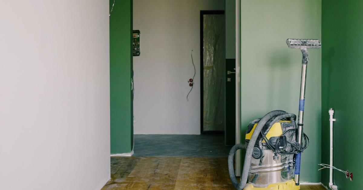 Detailní záběr rukou sloupávajících odolnou cenovku z nové vodovodní baterie