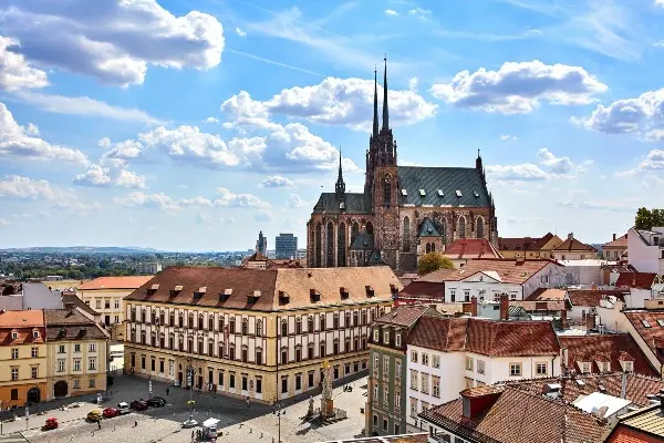 Mytí špaletových oken v Praze: Jak vyčistit historická okna?