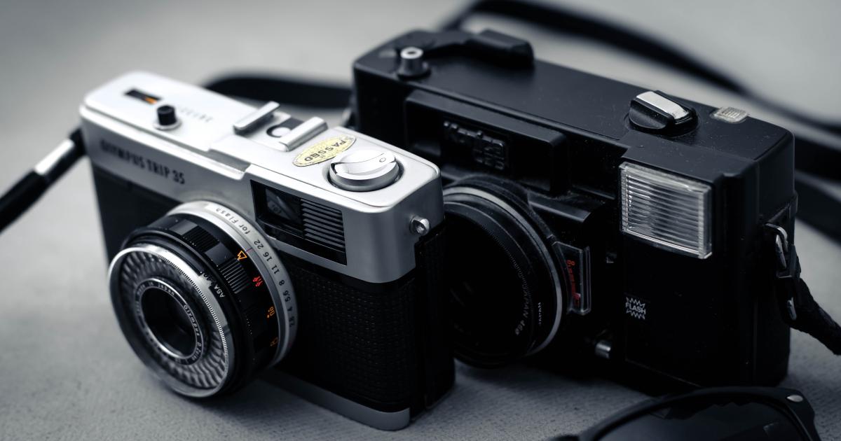 Ruka držící lepkavý, zaprášený grip fotoaparátu