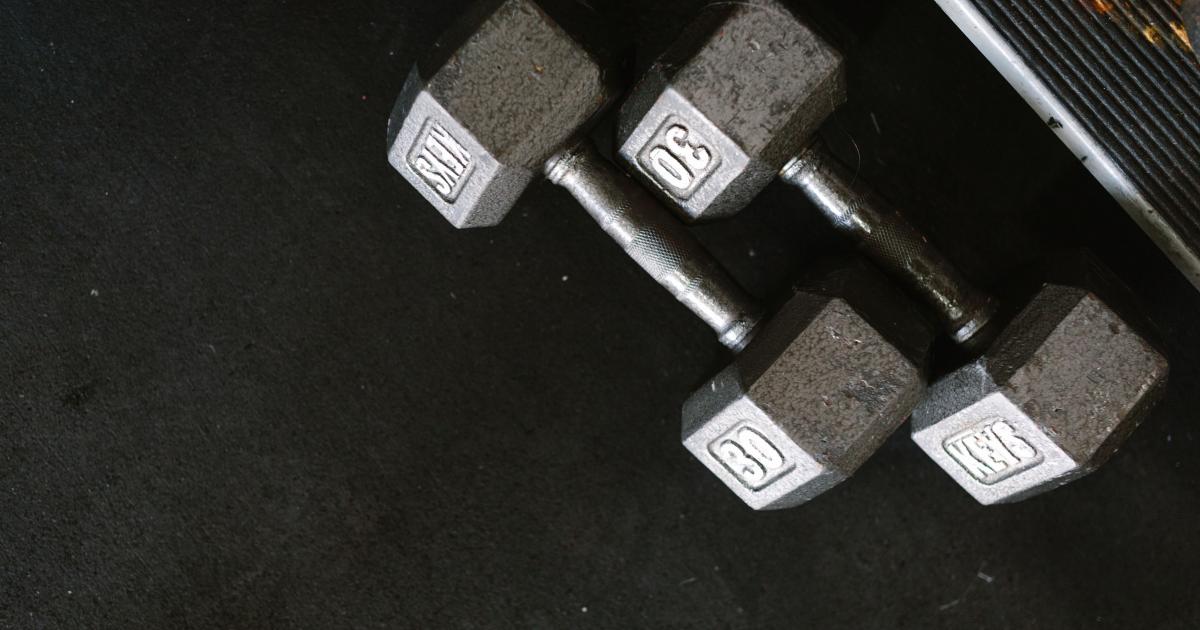 Otírání sady černých pogumovaných jednoruček hadříkem z mikrovlákna
