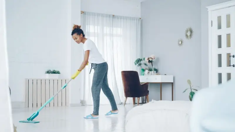 Usměvavá hospodyně přebírá klíče od stálé klientky