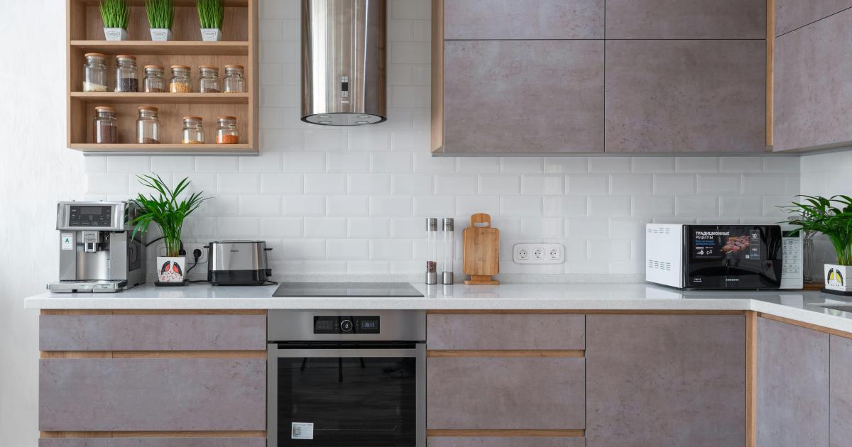 Detail čisté a vyleštěné varné desky v moderní kuchyni