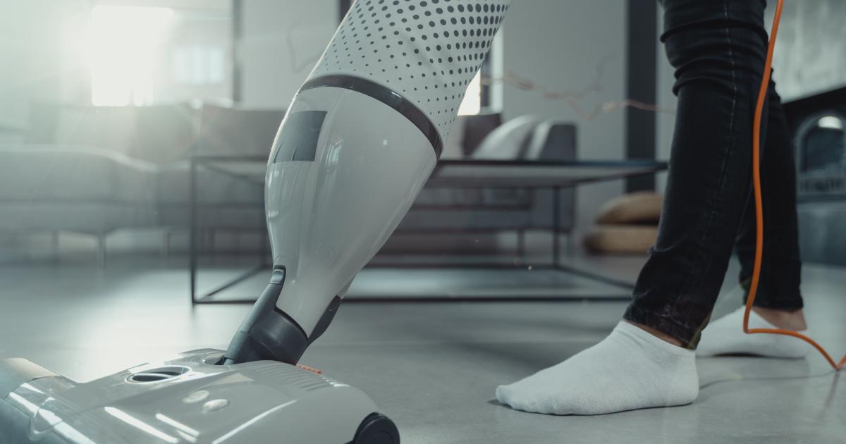 Detailní záběr na vysávání vnitřního rohu starého dřevěného šuplíku